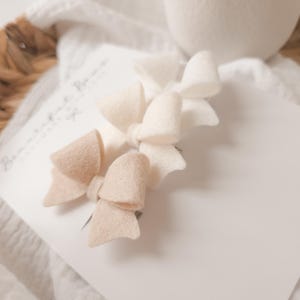 Soft felt baby hair bow | toddler hair clips | beige hair bow | cream hair bow | small flower girl hair bow clips | birthday hair bows |