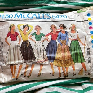 patron de couture vintage des années 1970, McCall's 5470, droit d'auteur 1977, haut, jupe, Miss taille 14, partiellement coupé, complet