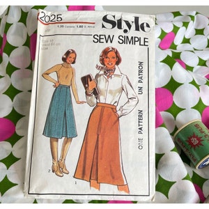 modèle de couture vintage des années 1970, Style n° 2025, copyright 1977, jupe, Miss taille 10, coupé, complet