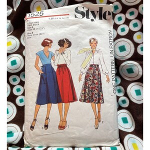 modèle de couture vintage des années 1970, Style n° 1525, copyright 1976, jupe portefeuille, Miss taille 6-8, coupé, complet