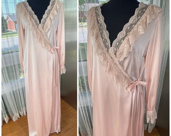 Vestaglia vintage anni '50, vestaglia in nylon rosa, abbigliamento da casa da donna MCM, vestaglia con lacci rosa degli anni '50 *IMPERFETTA*