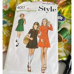 modèle de couture vintage des années 1970, Style n° 4017, copyright 1972, mini-robe, manches longues ou courtes, taille fille 10, coupé, complet