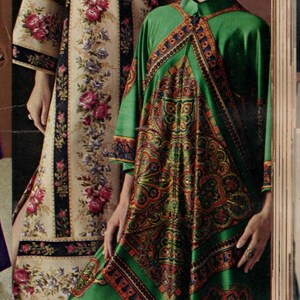 Puede incluir: Una p&aacute;gina del cat&aacute;logo de Sears de oto&ntilde;o/invierno de 1971 con dos vestidos largos. Uno es un vestido color crema con estampado floral y rayas verticales negras. El otro es un vestido verde con un estampado de cachemira vibrante y complejo.