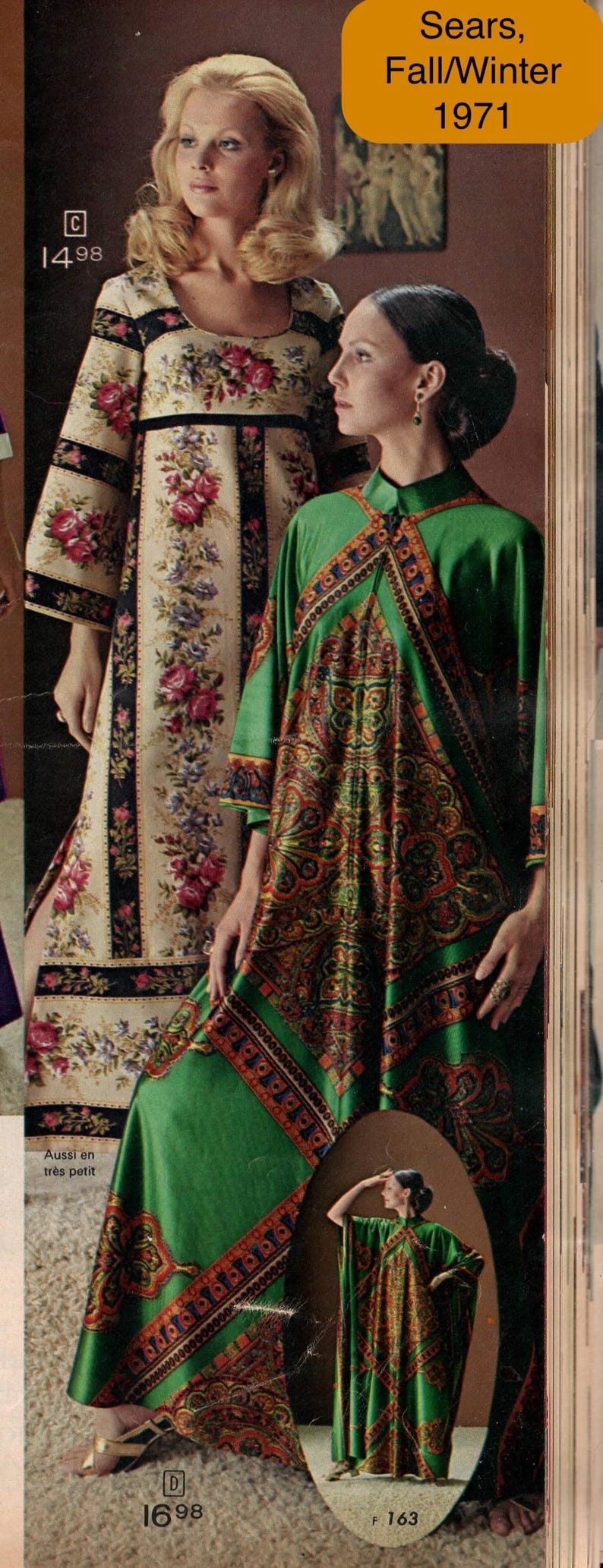 Puede incluir: Una p&aacute;gina del cat&aacute;logo de Sears de oto&ntilde;o/invierno de 1971 con dos vestidos largos. Uno es un vestido color crema con estampado floral y rayas verticales negras. El otro es un vestido verde con un estampado de cachemira vibrante y complejo.