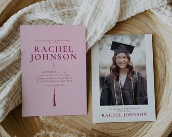 Op de afbeelding: Een roze uitnodiging voor een afstudeerfeest met een bordeauxrood kwastontwerp. De uitnodiging is voor Rachel Johnson en het feest is gepland voor 1 september 2023 om 15:00 uur op Graduation High School. Een foto van Rachel Johnson in haar afstudeerjurk en -hoed is inbegrepen.