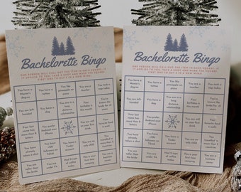 Può includere: Due schede di bingo da bachelorette stampabili blu e bianche con un tema invernale. Le schede presentano una silhouette blu di un pino con fiocchi di neve sullo sfondo. Le schede hanno una griglia di 25 caselle con diverse attività o caratteristiche che gli ospiti possono segnare man mano che si verificano durante la festa di addio al nubilato. Il testo sulle schede recita "Bachelorette Bingo".