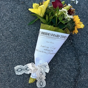 Propuesta de damas de honor, envoltura de ramo de flores de periódico, regalos de dama de honor, plantilla de Canva de envoltura de ramo editable, envoltura de ramo de flores imprimible