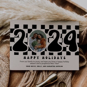 Modèle de carte photo de famille pour les vacances 2024 groovy moderne, modèle de vacances de Noël et du nouvel an, modifiable avec Canva, téléchargement immédiat