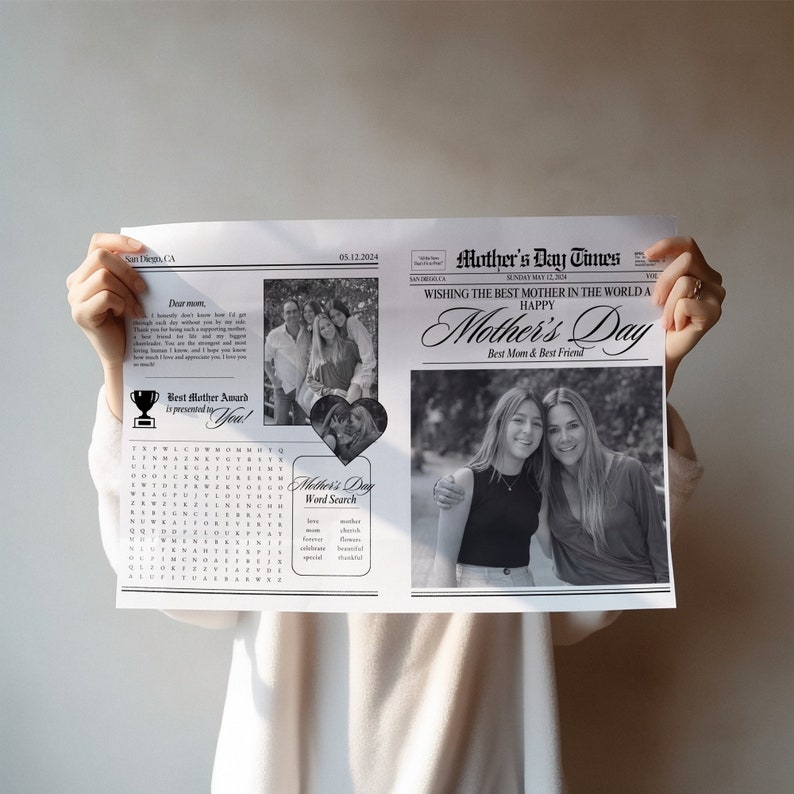 Puede incluir: Un imprimible en blanco y negro con estilo de peri&oacute;dico, con el tema del D&iacute;a de la Madre. El titular dice "Wishing the best mother in the world a happy Mother's Day". El peri&oacute;dico incluye un crucigrama de palabras y dos fotos de madres e hijas.
