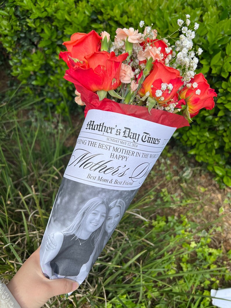 Newspaper flower bouquet template for Mother’s Day gift. Template can be edited to add personalized messages and photos. Unique Mother’s Day gift