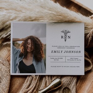 Modèle de carte d'invitation pour l'obtention du diplôme d'infirmière, carte photo IA diplômée de la promotion 2024, carte photo de remise des diplômes BSN, faire-part de remise des diplômes modifiable