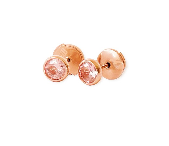 Orecchini a lobo in oro bianco 18kt corallo rosa, diamanti e smeraldi - Asta GIOIELLI | OROLOGI