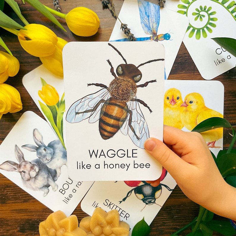 Puede incluir: Una tarjeta blanca con una imagen de una abeja y el texto "WAGGLE like a honey bee".