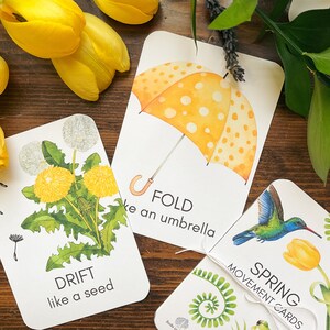 Puede incluir: Un juego de cartas de movimiento de primavera con ilustraciones de un diente de le&oacute;n, un paraguas amarillo y un colibr&iacute;. Las cartas son blancas con texto negro y tienen las palabras "Deriva como una semilla", "Dobla como un paraguas" y "Cartas de movimiento de primavera".