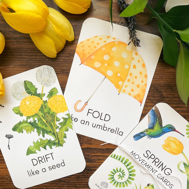 Puede incluir: Un juego de cartas de movimiento de primavera con ilustraciones de un diente de le&oacute;n, un paraguas amarillo y un colibr&iacute;. Las cartas son blancas con texto negro y tienen las palabras "Deriva como una semilla", "Dobla como un paraguas" y "Cartas de movimiento de primavera".