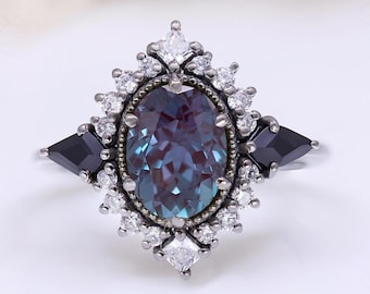 Anillo de compromiso ovalado de alejandrita: Plata 925 con baño de rodio negro, diseño tipo halo.