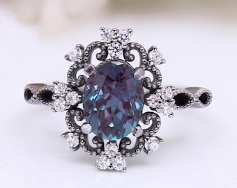 Anillo de compromiso de alejandrita ovalada: plata de ley con rodio negro y diseño de halo.