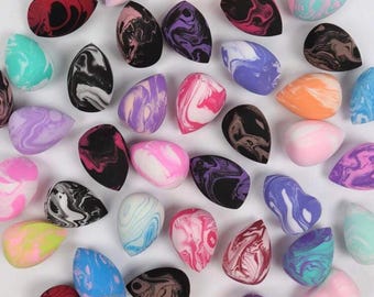 Conjunto de esponjas de maquiagem brilhantes: ferramentas para aplicação de cosméticos, cores aleatórias