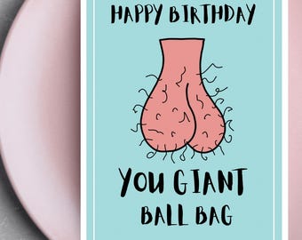 Może przedstawiać: Humorystyczna kartka urodzinowa z jasnoniebieskim tłem i różową ilustracją jąder. Tekst brzmi "HAPPY BIRTHDAY" nad ilustracją i "YOU GIANT BALL BAG" poniżej, czcionką.