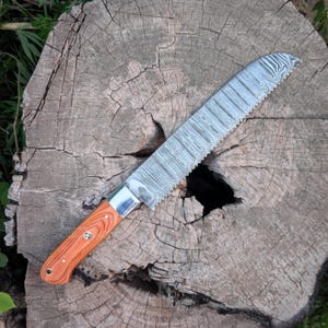 Cuchillo de pan de acero de Damasco: filo dentado, mango de madera de Pkka, hoja de 25 cm