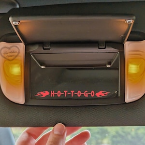 Hot-to-go-dekal | spegeldekal | spegelklistermärke | bildekal | bilklistermärke | backspegelklistermärke | rosa ponny | Hot to go | givare | mellanvästern