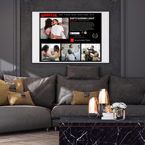K&ouml;nnte beinhalten: Ein modernes Wohnzimmer mit einem gro&szlig;en grauen Ecksofa, goldenen Zierkissen und einem schwarzen Marmor-Couchtisch. Ein gerahmter Bildschirm zeigt ein Filmplakat mit dem Titel "Dad's Guiding Light". Dekorative Vasen und eine Pflanze erg&auml;nzen die Szene.