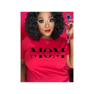 Puede incluir: Camiseta roja con la palabra "MOM" en letras negras y los nombres "Tasha Lucy Mary Jonathan" escritos debajo.