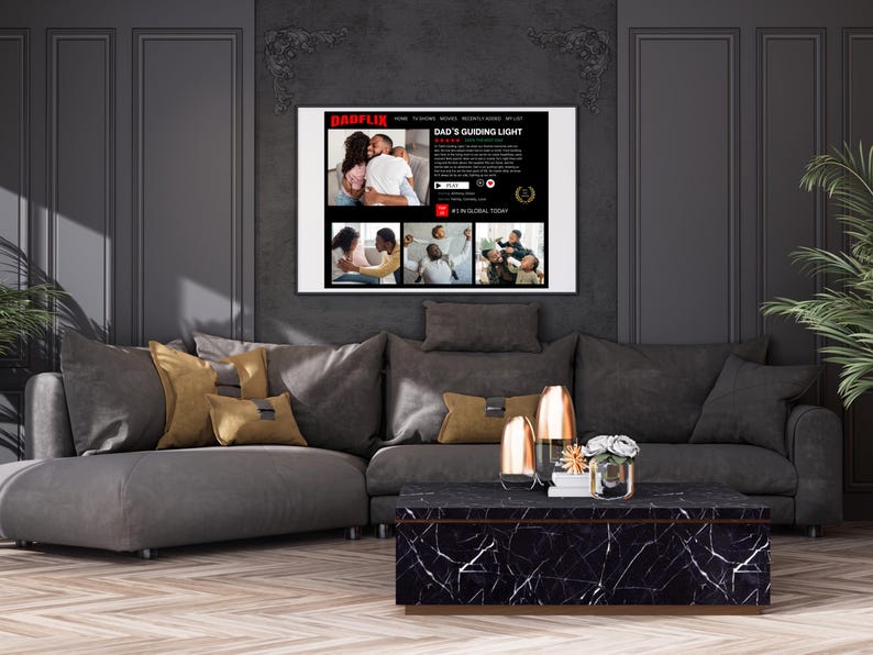 K&ouml;nnte beinhalten: Ein modernes Wohnzimmer mit einem gro&szlig;en grauen Ecksofa, goldenen Zierkissen und einem schwarzen Marmor-Couchtisch. Ein gerahmter Bildschirm zeigt ein Filmplakat mit dem Titel "Dad's Guiding Light". Dekorative Vasen und eine Pflanze erg&auml;nzen die Szene.