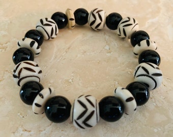 Natural Chunky Nepal White Carved Disk Bone Bead with Onyx Gemstone Stretch Bracelet