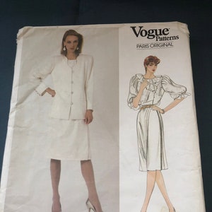 Könnte beinhalten: Vogue Patterns Paris Original Schnittmuster für einen weißen Rockanzug von Emanuel Ungaro. Die Schnittmuster-Nummer lautet 2912.