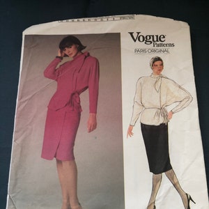 Könnte beinhalten: Vogue Patterns Paris Original Schnittmuster für eine Bluse und einen Rock von Emanuel Ungaro. Die Schnittmuster-Nummer lautet 1620.