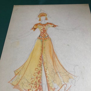 Könnte beinhalten: Eine Aquarellillustration einer Frau in einem gelben Kleid mit orangefarbenen und grünen Blumenmustern. Das Kleid hat einen langen Rock und ein tailliertes Oberteil. Die Frau trägt ein Kopfstück mit einer goldenen Krone und einem langen Schleier.