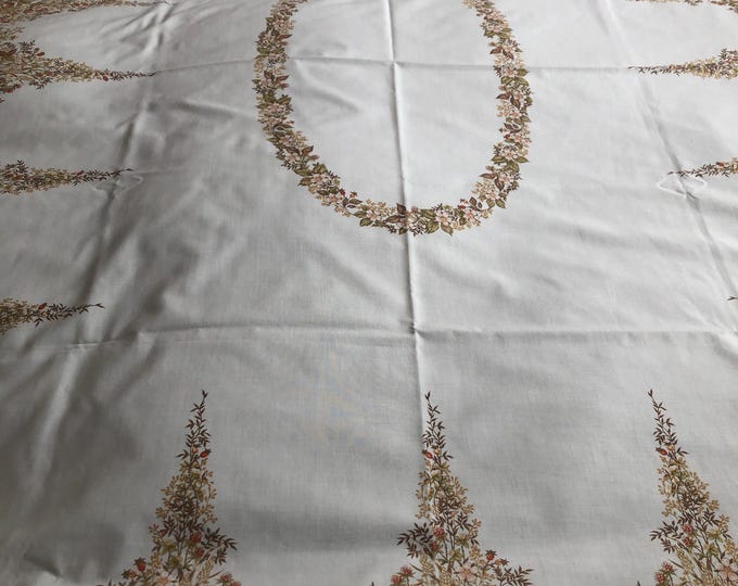 Large vintage tablecloth with 8 napkins