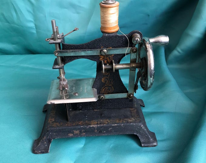 SMJ Depose Childs Sewing Machine hand crank, vintage