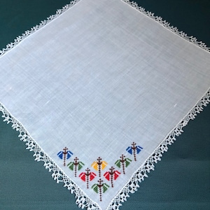 Weißes Vintage Taschentuch: Kreuzstich Stickerei, Spitzenrand