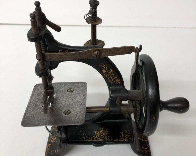 Rare Muller 10 Childs Sewing Machine hand crank, vintage