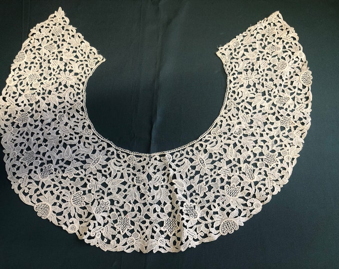 Vintage lace collar