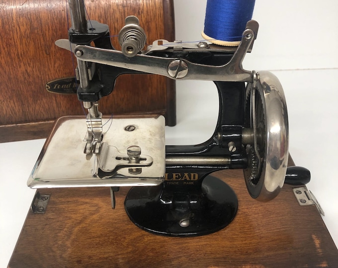 LEAD Childs Sewing Machine hand crank with Brentwood case