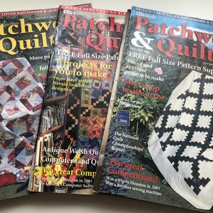 Könnte beinhalten: Ein Stapel von vier britischen Patchwork & Quilting-Magazinen mit bunten Quilt-Designs auf den Covern. Die Magazine sind aus Januar 2001, September 2001 und 2006. Die Cover zeigen den Text "Patchwork & Quilting" und "Kostenloses Muster-Supplement in Originalgröße".