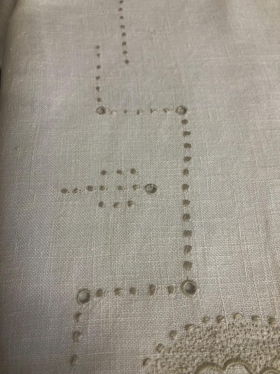 手刺繍 リネンテーブルクロス 104×104cm 白 手刺繍のリネンテーブルクロス - Etsy 日本