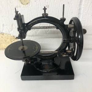 Kleine Wanzer Nähmaschine, Antik Bild 1