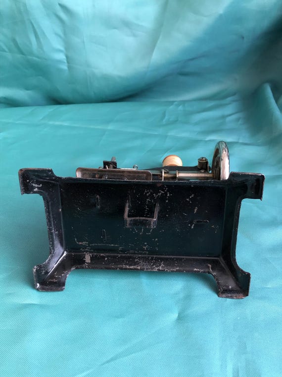 フランス　古いトイミシン 子供用おもちゃ SMJ DEPOSE SMJ Depose Hand Crank Childs Sewing Machine, Vintage - Etsy
