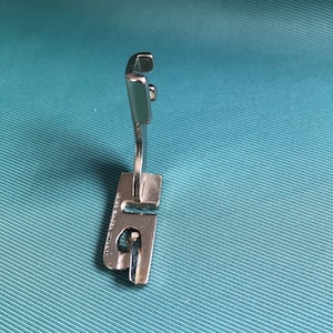 Simanco No. 161195 - Vintage Singer Sewing machine slant shank narrow hem foot