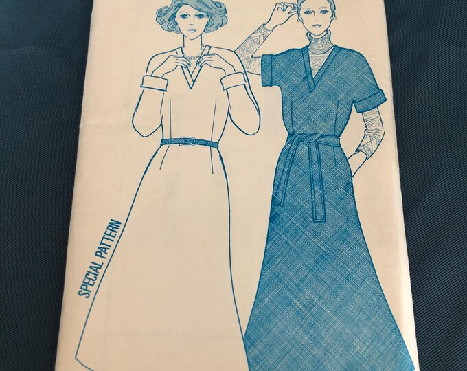 ladies,  vintage dress paper Sewing Pattern, Factory Folded, Women's Weekly B690