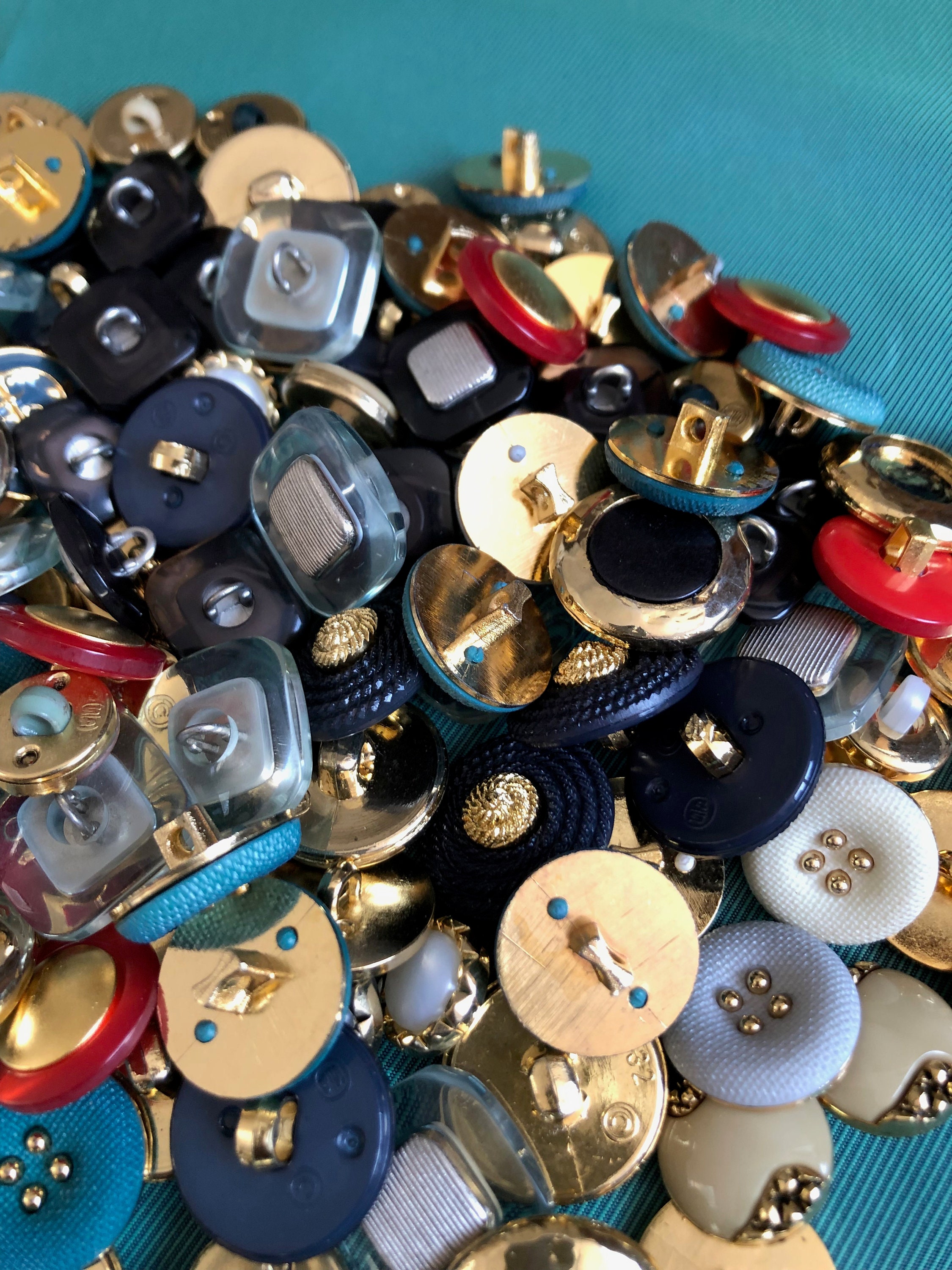 Bottoni, bottoni colorati vintage con accento dorato -  Italia
