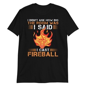 Jag frågade inte hur stort rummet var, jag sa att jag kastade en eldboll. Kortärmad unisex-t-shirt. D&D-inspirerad t-shirt. bild 1