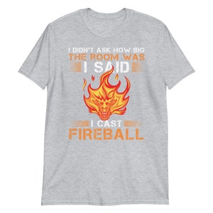 Jag frågade inte hur stort rummet var, jag sa att jag kastade en eldboll. Kortärmad unisex-t-shirt. D&D-inspirerad t-shirt. bild 4