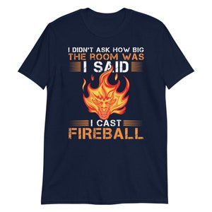 Jag frågade inte hur stort rummet var, jag sa att jag kastade en eldboll. Kortärmad unisex-t-shirt. D&D-inspirerad t-shirt. bild 2