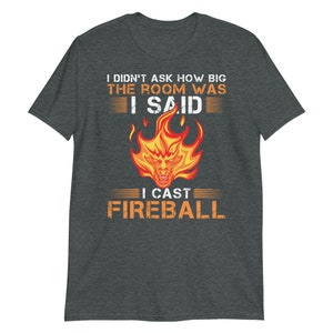 Jag frågade inte hur stort rummet var, jag sa att jag kastade en eldboll. Kortärmad unisex-t-shirt. D&D-inspirerad t-shirt. bild 3