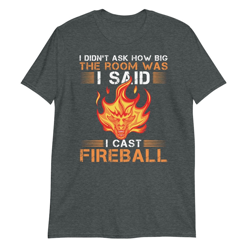 Jag frågade inte hur stort rummet var, jag sa att jag kastade en eldboll. Kortärmad unisex-t-shirt. D&D-inspirerad t-shirt. bild 3